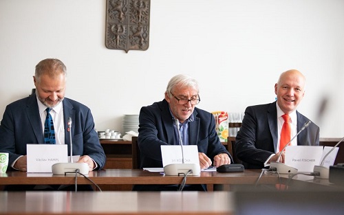 Výstavba paralelní dráhy na Ruzyni jde proti zájmům Pražanů i celého Česka, vzkazují vládě pražští senátoři